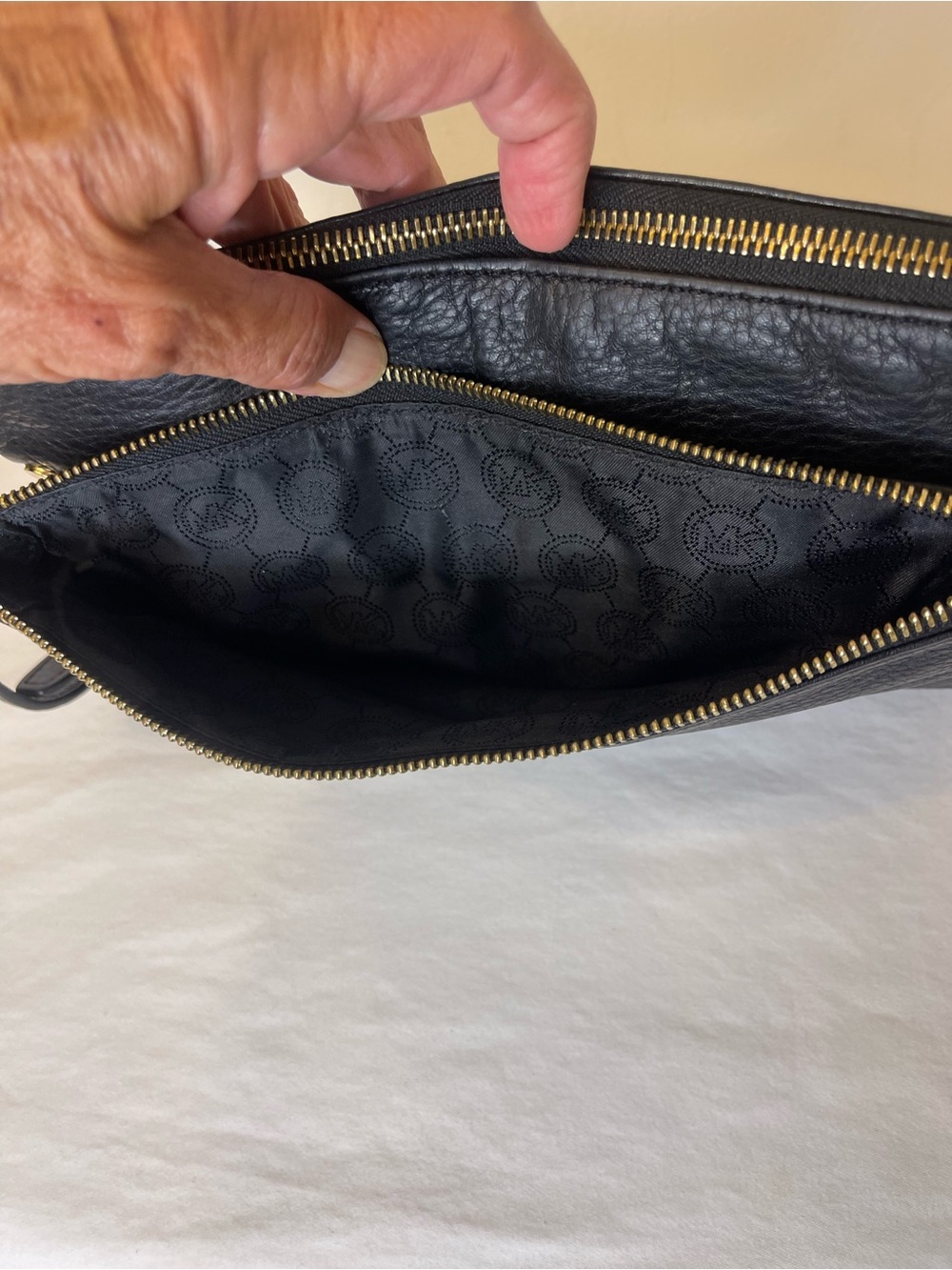 Michael Kors Leather Trisha Triple Compartment Crossbody Gold Hardware EUC - Picture 11 of 16